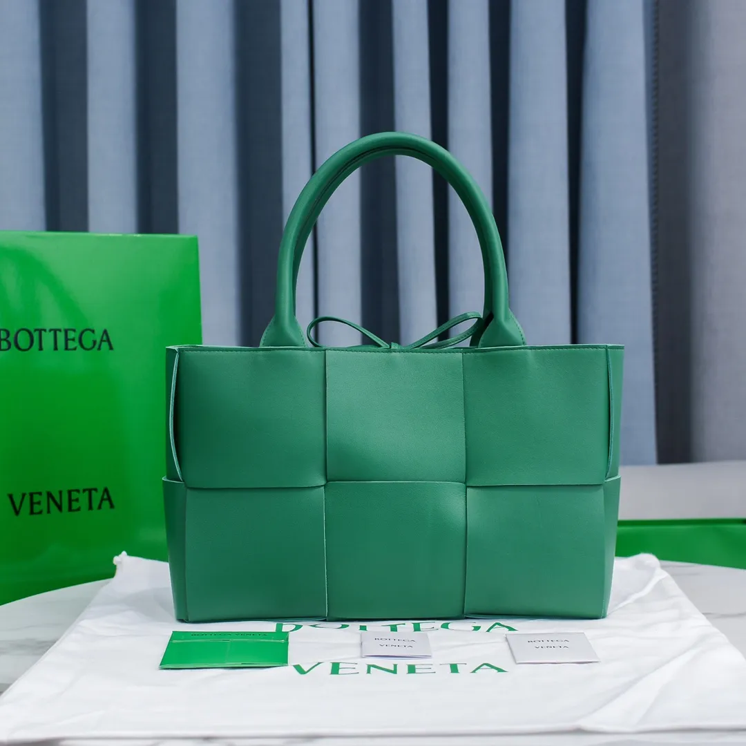 Batch 1860 BottegaVeneta# 🧷Early autumn SLIP tote handbag, the oversized woven design really makes it a huge gap from ordinary tote bags 🔗🔗The interior is matched with a leather system ⛓Daniel Lee leads the brand gene to continue to evolve with fresh inspiration🧬🧬 Showing the balance between luxury and reality👉Wild green Size: 36*24*12【9892#】